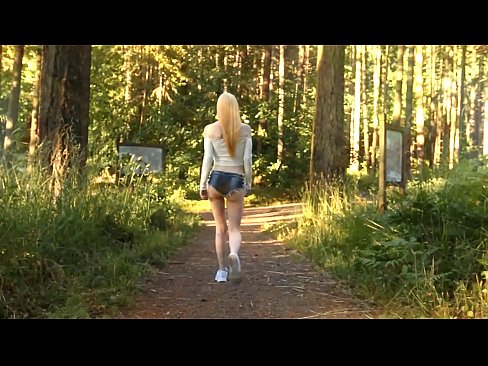 ❤️ Schöne Frau bewegt sich langsam, nicht nackt Video ❤❌ Porno fb bei de.valeshop.top